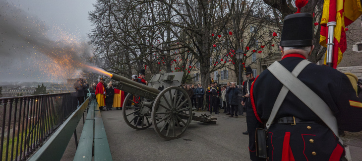 Tir de canon sur la promenade de la Treille lors de la cérémonie de la Restauration 2024. Photo Quentin Ducrest.