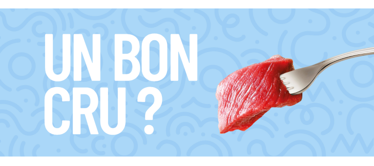 Un bon cru ? (morceau de viande crue accroché à une fourchette)