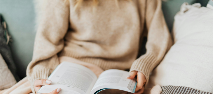 femme lit un livre