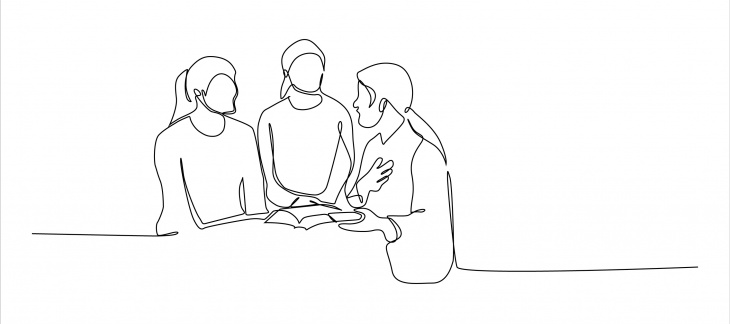 Trois personnes en discussion