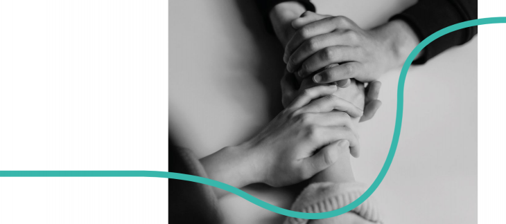 Mains superposées en signe de solidarité