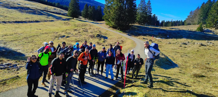 Un groupe de gens dans la nature