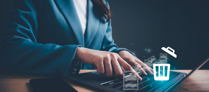 Personne supprimant des fichiers de son PC