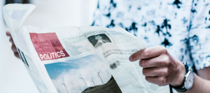 femme lit un journal