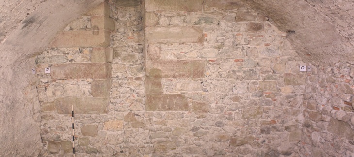 Mur décrépi, sous-sol maison Micheli