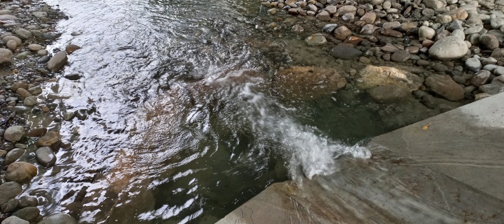 Cunette centrale avec bassin de dissipation en pierres naturelles
