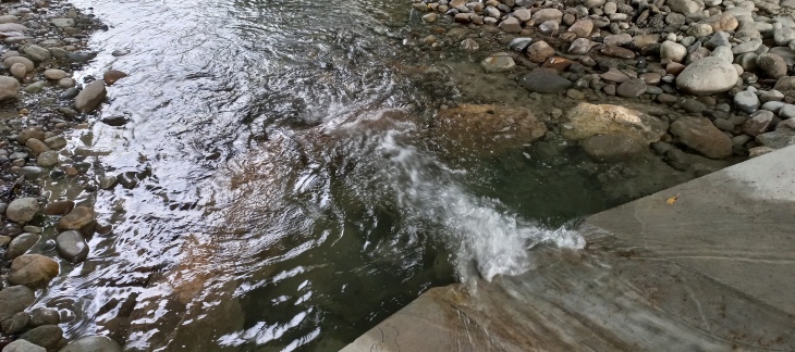 Cunette centrale avec bassin de dissipation en pierres naturelles