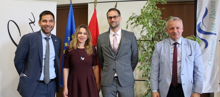 M. Antonio Hodgers, Conseiller d'Etat du Canton de Genève, M. Patrice Dunand Président de Pays de Gex agglo, Mme Aurélie Charillon, Vice Présidente en charge de l'environnement et M Vincent Scattolin, maire de Divonne-les-Bains, lors de l'inauguration de la restauration du canal de Greny