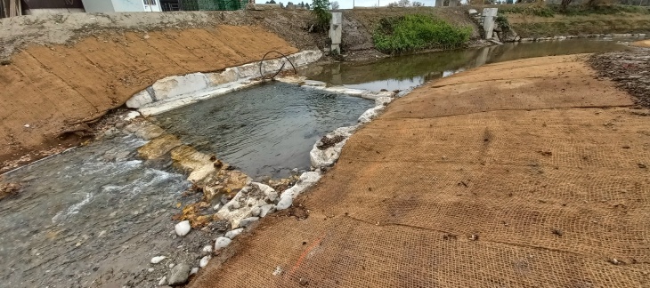 Vue du seuil depuis l'aval avec l'ancien lavoir en rive droite