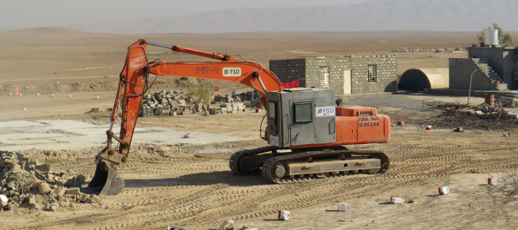 Crédit FSD - L’excavatrice de la FSD transportant des gravats pour inspection et identification de potentiels engins explosifs.