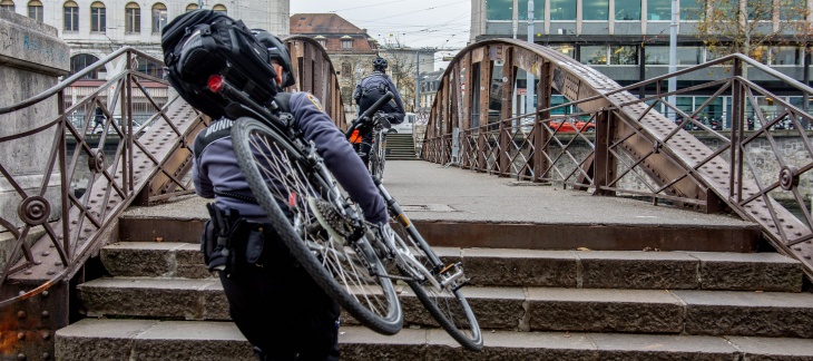 Un APM transportant un vélo