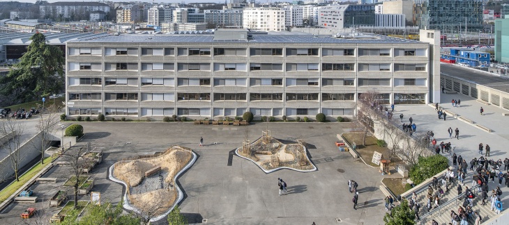 Vue aérienne du préau inférieur après l'aménagement des îlots-tests (c) Johannes Marburg