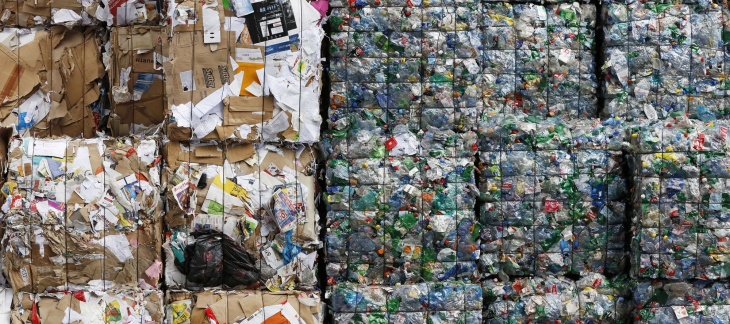 Balles de déchets de carton et de PET à recycler
