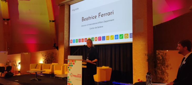 Prise de parole de Mme Ferrari, directrice des affaires internationales du canton, lors de l'ouverture du Trialogue au CERN.
