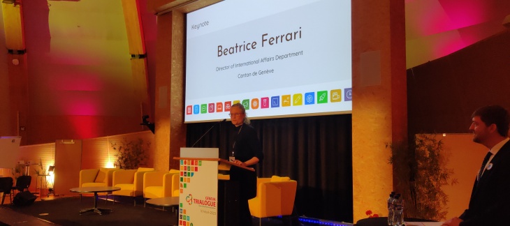 Prise de parole de Mme Ferrari, directrice des affaires internationales du canton, lors de l'ouverture du Trialogue au CERN. 