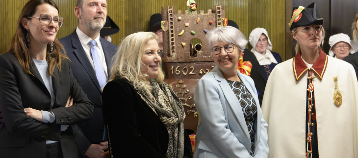 Mme E. Baume-Schneider, Conseillère fédérale et des membres du Conseil d'Etat genevois à côté de la marmite de l'Escalade