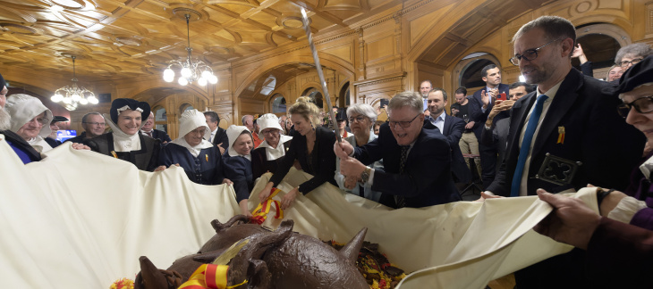 Mme la Conseillère fédérale Baume-Schneider, M. D. Sormanni, Conseiller national et D. Bachmann brisant la marmite de l'Escalade, entourés de la Compagnie 1602 