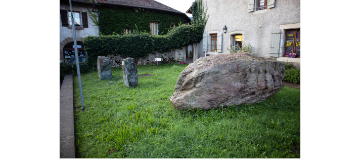 Une copie du menhir, réalisée en 1998, est visible devant la mairie de Troinex. © SAGe.