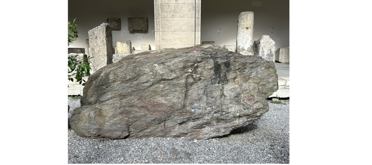 Le menhir de la Pierre-aux-Dames est visible dans la cour du Musée d’art et d’histoire, où il est installé depuis 1942. © SAGe.