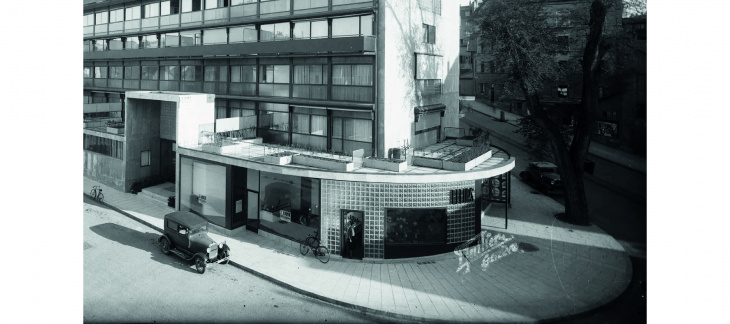 Photo d'archives des vitrines de l'immeuble Clarté (détail), 1934 - © Bibliothèque de Genève, Frank Henri Jullien