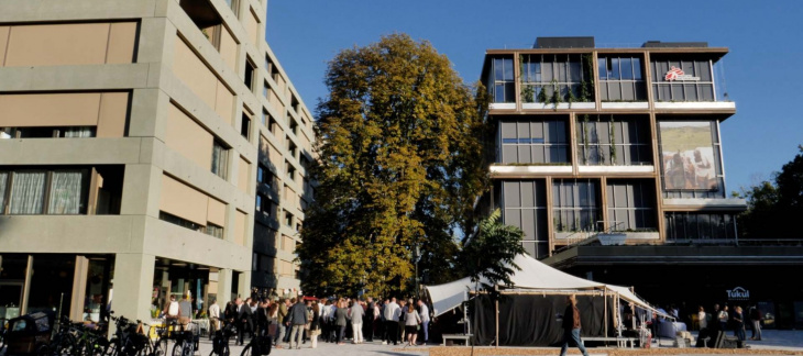 A gauche, nouvel immeuble de la fondation Terra & Casa, inauguré en 2022 / ©Terra&Casa