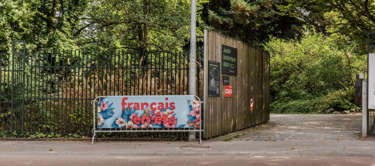 Cours « français en été » donné par l’OSEO au Jardin botanique alpin de Meyrin (14 août 2024) © Vincent Albert