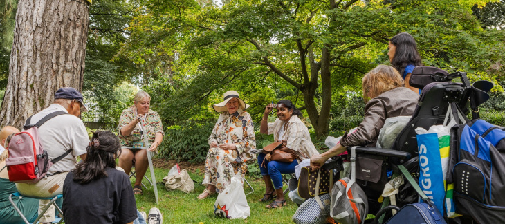 Cours « français en été » donné par l’OSEO au Jardin botanique alpin de Meyrin (14 août 2024) © Vincent Albert
