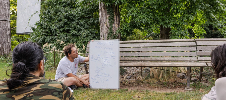 Cours « français en été » donné par l’OSEO au Jardin botanique alpin de Meyrin (14 août 2024) © Vincent Albert