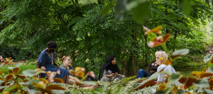 Cours « français en été » donné par l’OSEO au Jardin botanique alpin de Meyrin (14 août 2024) © Vincent Albert