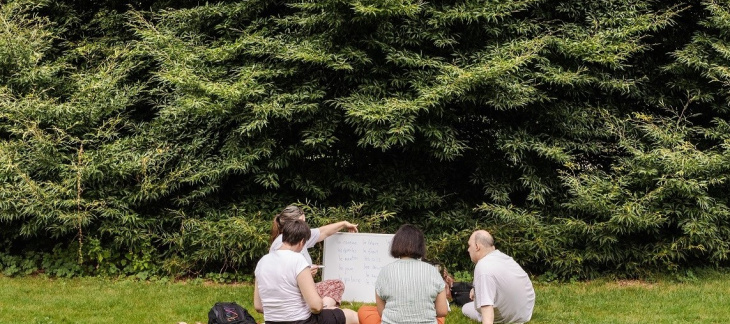 Cours « français en été » donné par l’OSEO au Jardin botanique alpin de Meyrin (14 août 2024) © Vincent Albert