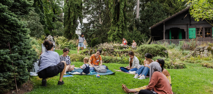 Cours « français en été » donné par l’OSEO au Jardin botanique alpin de Meyrin (14 août 2024) © Vincent Albert