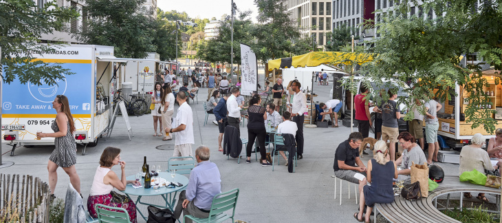 Marché sur la place de la gare / Serge Fruehauf