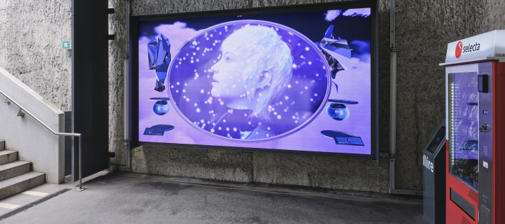 A travers la commande publique, le Fonds cantonal d'art contemporain (FCAC) permet d'intégrer des interventions artistiques à l'aménagement du territoire. Ici: "Dual Reflection", LaTurbo Avedon, 2024, vidéo d'animation digitale. Photo: Serge Fruehauf