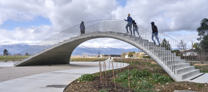 A travers la commande publique, le Fonds cantonal d'art contemporain (FCAC) permet d'intégrer des interventions artistiques à l'aménagement du territoire. Ici: "Beautiful Bridge", L/B (Sabina Lang, Daniel Baumann), 2022. Photo: Serge Fruehauf