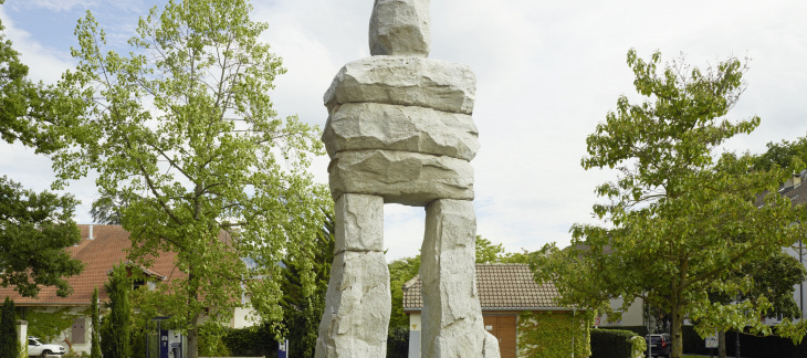A travers la commande publique, le Fonds cantonal d'art contemporain (FCAC) permet d'intégrer des interventions artistiques à l'aménagement du territoire. Ici: "Le sage", Ugo Rondinone, 2011-2014. Photo: Serge Fruehauf