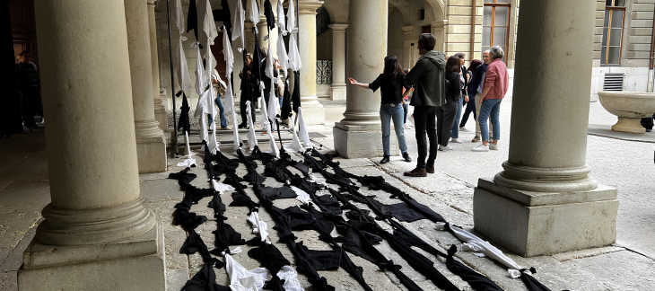Rendre la culture accessible à toutes et tous, une des missions du service de la culture. Ici: intervention artistique de Vanessa Riera pour sensibiliser aux effets de la fast fashion, Nuit des Musées 2024. Photo: Mathieu Lombard