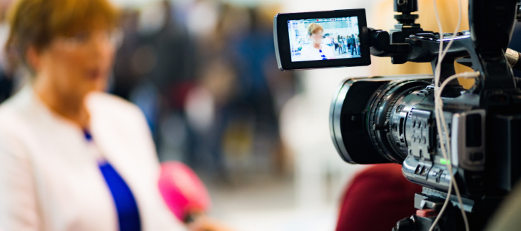 interview femme caméra 