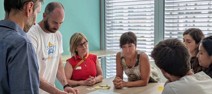 7 personnes devant un panneau de post-its - Playcamp 2025