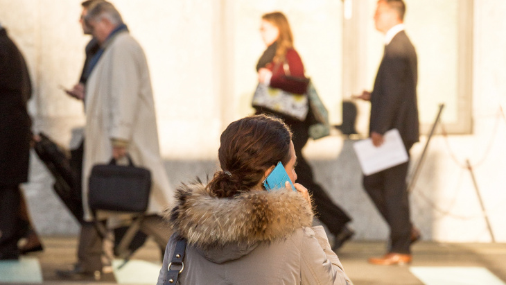 Personnes utilisant un téléphone portable
