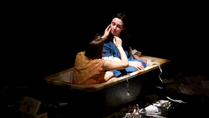 deux femmes dans la baignoire