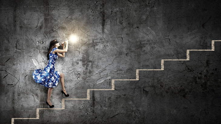 Femme tenant dans sa main une baguette magique lumineuse pour la guider