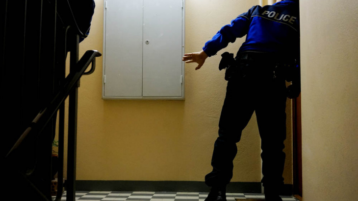 Vérifiez en appelant le 117 que la personne qui frappe à votre porte est bien un policier.