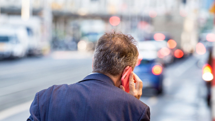 Une personne utilisant son portable