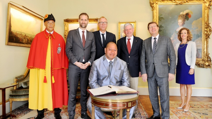 Visite de courtoisie de Sa Majesté TUPOU VI, Roi des Iles Tonga, Commandant en chef des forces armées tongiennes