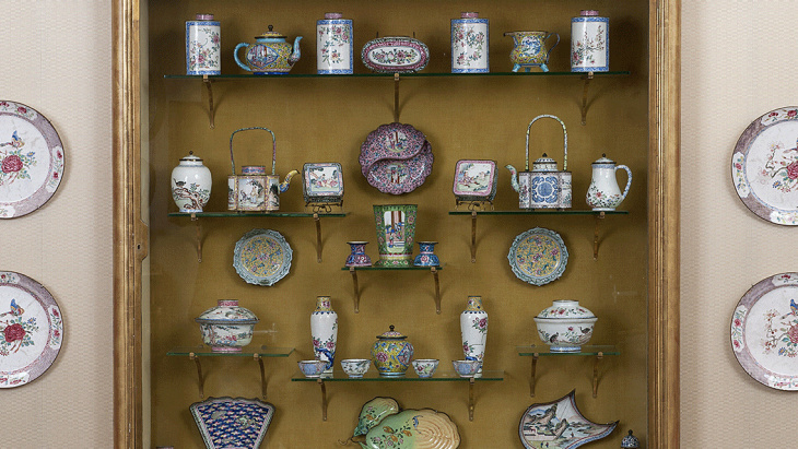 Vitrine du salon chinois. Photothèque du Musée d'art et d'histoire de Genève (MAH)