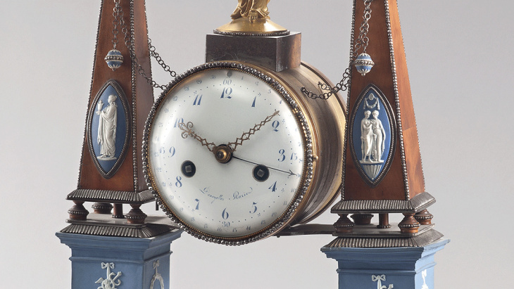 Ferdinand-Philippe Denoyelles, pendule portique "à obélisques", vers 1785-1800. Photothèque du Musée d'art et d'histoire (MAH)