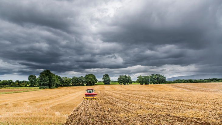 Campagne  genevoise et tracteur