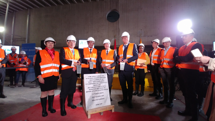 Pose première pierre OMS