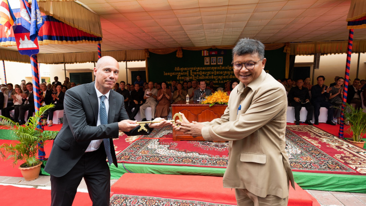 Benoît Duchâteau-Arminjon et H.E. DR. Hang Chuon Naron lors de la cérémonie de remise des clés le 1er Juillet 2019 © François Xa