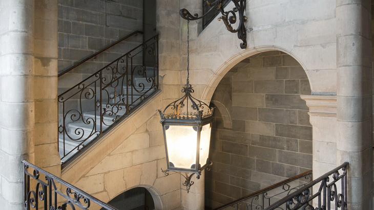 Hôtel Sellon, vue de la cage d'escalier de l'aile gauche sur la cour. Office du patrimoine et des sites, O. Zimmermann